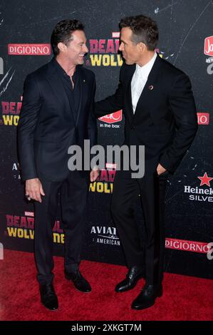 Hugh Jackman e Ryan Reynolds bei der Weltpremiere des Kinofilms 'Deadpool & Wolverine' in David H. Koch Theater. New York, 22.07.2024 Foto Stock