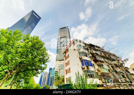 Vecchi edifici coesistono con moderni grattacieli a Shanghai, in Cina Foto Stock