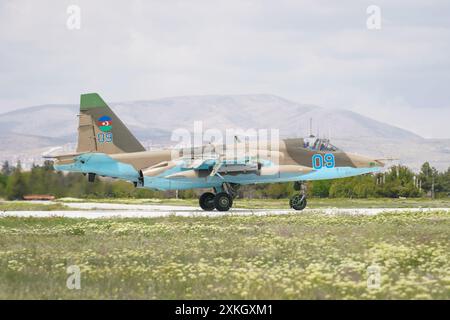 KONYA, TURKIYE - 09 MAGGIO 2023: Azerbaijani Air Force Sukhoi su-25 Frogfoot (25508101029) decollo dall'aeroporto di Konya durante l'Anatolian Eagle Air Force Foto Stock