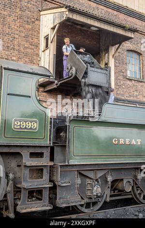 Coaling GWR 'Saint' 4-6-0 No. 2999 'Lady of Legend', Didcot Railway Centre, Oxfordshire, Inghilterra, Regno Unito Foto Stock