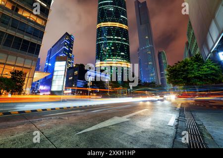 Traffico cittadino moderno di notte nella città nuova di Zhujiang, Guangzhou Foto Stock