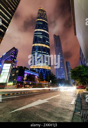 Vista notturna dei grattacieli presso la città nuova di Zhujiang, Guangzhou Foto Stock