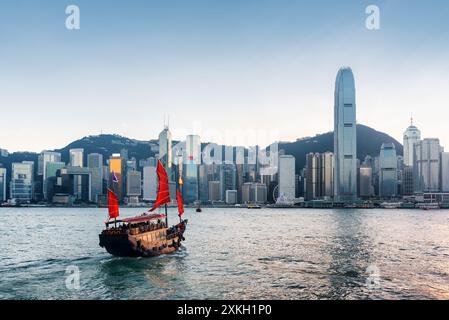 La barca a vela turistica attraversa il porto di Victoria a Hong Kong Foto Stock