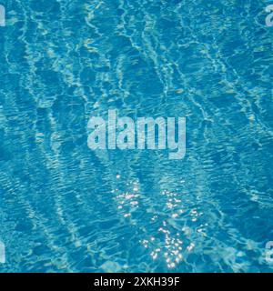 Riflessi sulla superficie dell'acqua della piscina. Foto Stock