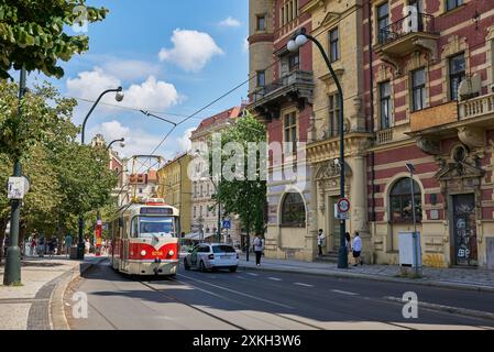 Tram rosso d'epoca retrò, trasporti pubblici per le strade di Praga, capitale della Repubblica Ceca il 14 luglio 2024 Foto Stock