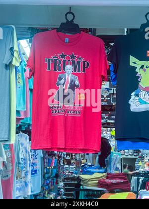 Ocean City, Stati Uniti. 12 luglio 2024. Le T-shirt Elect Donald Trump sono un articolo popolare venduto nei negozi turistici e nei negozi di novità durante le vacanze estive a Ocean City, Maryland, il 12 luglio 2024. (Foto di Robyn Stevens Brody/Sipa USA) credito: SIPA USA/Alamy Live News Foto Stock