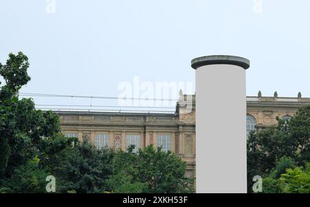 Pilastro pubblicitario vuoto in una città con spazio libero grigio per le copie, mock-up promozionale. Pannello pubblicitario vuoto Foto Stock