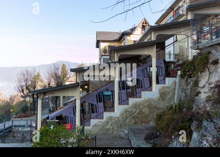 BRUNATE, ITALIA - 25 FEBBRAIO 2024: Funicolare Como-Brunate presso la stazione superiore Foto Stock