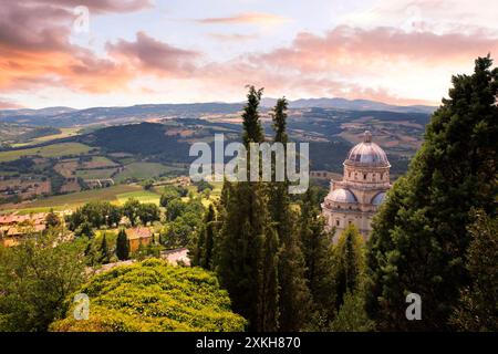 Italia Umbria Chiesa di Todi Santa Maria della consolazione e paesaggio Foto Stock