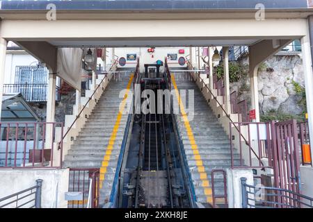 BRUNATE, ITALIA - 25 FEBBRAIO 2024: Funicolare Como-Brunate presso la stazione superiore Foto Stock