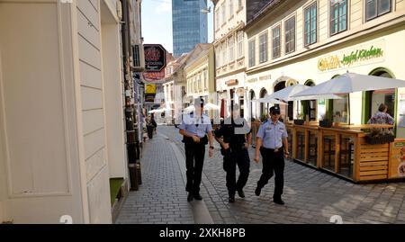 Zagabria, Croazia. 23 luglio 2024. Agenti di polizia cinesi e croati conducono una pattuglia congiunta a Zagabria, Croazia, 23 luglio 2024. La quinta pattuglia di polizia congiunta Cina-Croazia è iniziata qui il 16 luglio, con otto agenti di polizia cinesi che si sono Uniti alla missione di un mese a Zagabria, Dubrovnik, Zara e Parco nazionale dei laghi di Plitvice, quattro delle principali destinazioni turistiche della Croazia. Crediti: Li Xuejun/Xinhua/Alamy Live News Foto Stock