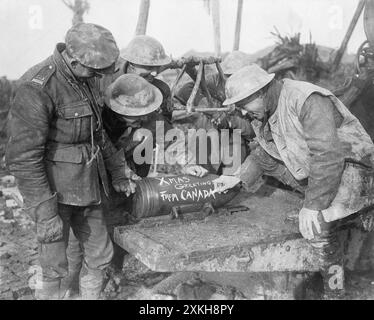 Artiglieri canadesi con messaggio natalizio su 60 pdr Shell, somme, novembre 1916 Foto Stock