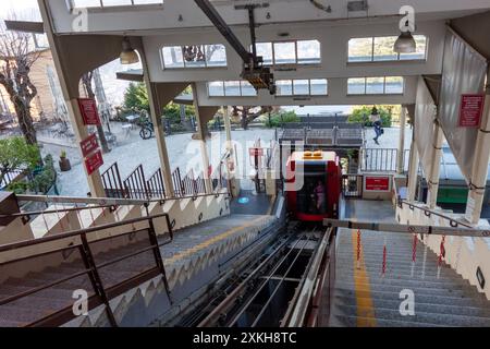 BRUNATE, ITALIA - 25 FEBBRAIO 2024: Funicolare Como-Brunate presso la stazione superiore Foto Stock