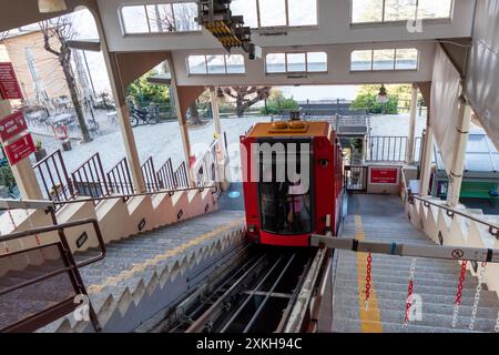 BRUNATE, ITALIA - 25 FEBBRAIO 2024: Funicolare Como-Brunate presso la stazione superiore Foto Stock