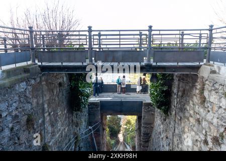 BRUNATE, ITALIA - 25 FEBBRAIO 2024: Funicolare Como-Brunate presso la stazione superiore Foto Stock