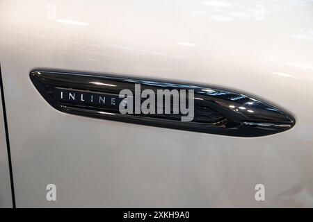 Un badge del motore INLINE6 su una carrozzeria bianca al Salone Internazionale dell'Automobile a Belgrado, Serbia. Foto Stock
