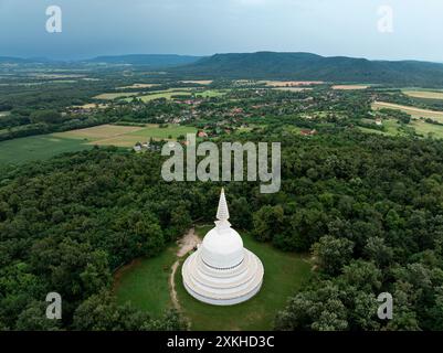 Stupendo Zalaszanto Stupa in Ungheria. Uno dei più grandi stupa buddisti d'Europa. Riprese dell'orbita del drone. Grande stupa buddista bianco nella foresta di Hungar Foto Stock