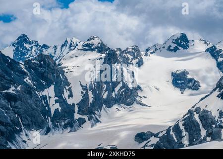 Stilfserjoch, Vinchgau, Suedtirol, Italien - Berglandschaft am Ortler, italienische Alpen, Schneelandschaft an der Stilfser Joch Passstraße. Die Ortler-Alpen im Vinschgau mit ihren fast 100 Gletschern sind ein Bergstock von ca. 50 km Länge e 40 km Breite. Stilfserjoch Südtirol Italien *** passo dello Stelvio, Val Venosta, alto Adige, Italia paesaggio montano sull'Ortler, Alpi italiane, paesaggio innevato sulla strada del passo dello Stelvio le Alpi Ortler nella Val Venosta con i loro quasi 100 ghiacciai sono un gruppo montuoso lungo circa 50 km e largo 40 km passo dello Stelvio alto Adige Italia Foto Stock