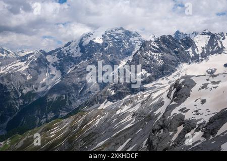 Stilfserjoch, Vinchgau, Suedtirol, Italien - Berglandschaft am Ortler, italienische Alpen, Schneelandschaft an der Stilfser Joch Passstraße. Die Ortler-Alpen im Vinschgau mit ihren fast 100 Gletschern sind ein Bergstock von ca. 50 km Länge e 40 km Breite. Stilfserjoch Südtirol Italien *** passo dello Stelvio, Val Venosta, alto Adige, Italia paesaggio montano sull'Ortler, Alpi italiane, paesaggio innevato sulla strada del passo dello Stelvio le Alpi Ortler nella Val Venosta con i loro quasi 100 ghiacciai sono un gruppo montuoso lungo circa 50 km e largo 40 km passo dello Stelvio alto Adige Italia Foto Stock