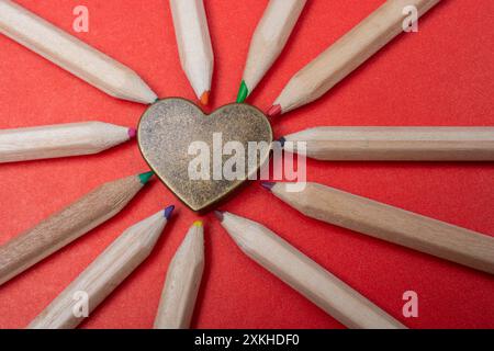 Cuore con matite multicolore affilate Foto Stock