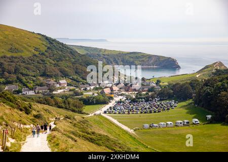 Lulworth Cove Dorset, vicino a Lulworth Cove sul South West Coast Path sulla Jurassic Heritage Coast del Dorset, Inghilterra, Regno Unito Foto Stock