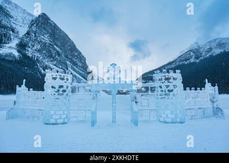 Pista di pattinaggio e castello di ghiaccio scolpito sul lago Louise in inverno ad Alberta, Canada Foto Stock