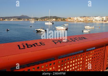 Libre Palestina o Palestina libera, scritto in spagnolo come graffiti politici sulle ringhiere del muro del mare nel porto Foto Stock