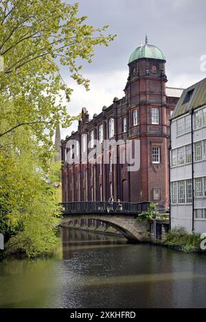 ponte di san giorgio sul fiume wensum norwich con l'università delle arti a cupola, norwich, inghilterra Foto Stock