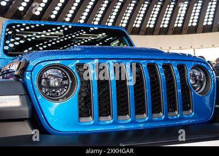 La Jeep Wrangler Rubicon 392 blu fa la sua prima apparizione alla fiera internazionale dell'auto di Belgrado, in Serbia, mostrando il suo potente motore Foto Stock