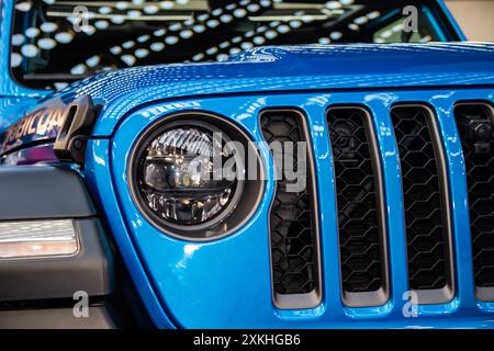 La Jeep Wrangler Rubicon 392 blu fa la sua prima apparizione alla fiera internazionale dell'auto di Belgrado, in Serbia, mostrando il suo potente motore Foto Stock