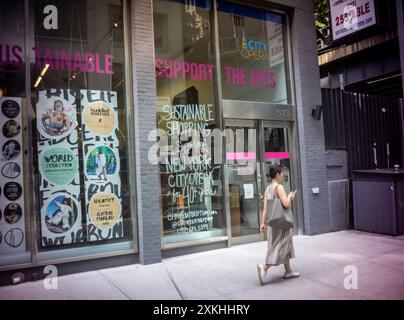 Il negozio thrift di New York Opera promuove lo shopping sostenibile, visto a Chelsea a New York giovedì 18 luglio 2024. (© Richard B. Levine) Foto Stock