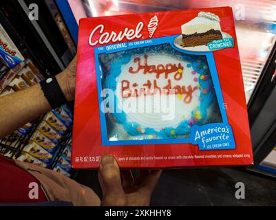 Un cliente sceglie la torta di compleanno del gelato di marca Carvel in un congelatore del supermercato a New York, visto giovedì 18 luglio 2024. Carvel. Le catene di Cinnabon e Auntie Annes sono di proprietà di Focus Brands. Il marchio Carvel ha oltre 400 sedi sulla East Coast e in Florida. (© Richard B. Levine) Foto Stock