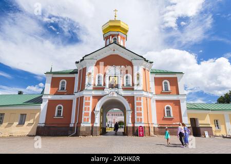 Valday, Russia - 06 luglio 2024: La porta Chiesa del Monastero di Valday Iversky, i visitatori sono di fronte all'ingresso Foto Stock