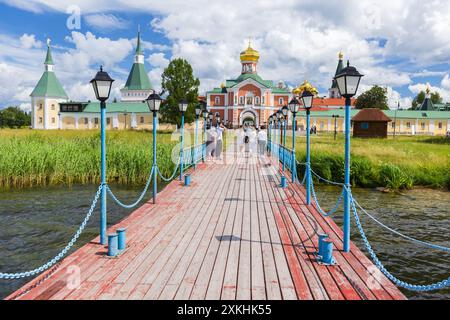 Valday, Russia - 06 luglio 2024: Vista dalla porta della Chiesa di Valday Iversky Monastero dal molo, i visitatori sono di fronte all'ingresso Foto Stock