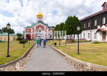 Valday, Russia - 06 luglio 2024: Monastero di Valday Iversky, i visitatori camminano per il cortile interno in un giorno d'estate Foto Stock