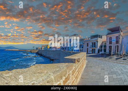 ALGHERO, ITALIA - 4 LUGLIO 2024: Vista lungo le mura medievali fortificate della città di Alghero, sul lungomare Belvedere Alghero, bastioni Marco Polo Foto Stock