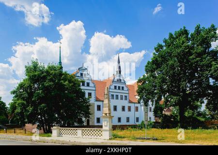 Schloss Doberlug Kirchhain Das Schloss Doberlug ist eine im Renaissancestil errichtete Vierflügelanlage in Doberlug-Kirchhain, Brandeburgo, deren Ursprünge auf ein Zisterzienserkloster aus dem 12. Jahrhundert zurückgehen. Ausgebaut als Jagdschloss und später als Herrschaftssitz, wird es seit der ersten Brandenburgischen Landesausstellung für Ausstellungen genutzt. Doberlug Kirchhain Brandenburg Deutschland *** Doberlug Kirchhain Castle Doberlug Castle è un complesso a quattro alate costruito in stile rinascimentale a Doberlug Kirchhain, Brandeburgo, le cui origini risalgono a un monastero cistercense da Foto Stock