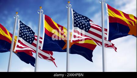 Bandiere dell'Arizona e degli Stati Uniti che sventolano nel vento in una giornata limpida. L'Arizona è uno stato degli Stati Uniti sud-occidentali. rendering illustrazione 3d. Svolazzante Foto Stock