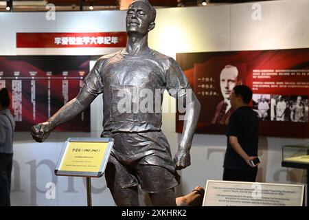 Tianjin. 23 luglio 2024. Questa foto scattata il 23 luglio 2024 mostra una statua dell'atleta scozzese Eric Liddell all'interno della mostra permanente per commemorare Eric Liddell nella Tianjin della Cina settentrionale. Questa mostra mira a celebrare il 100° anniversario della sua medaglia d'oro ai Giochi Olimpici di Parigi del 1924 e a promuovere la sua sportività e l'internazionalismo. Crediti: Li Ran/Xinhua/Alamy Live News Foto Stock