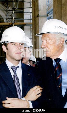 18-06-2003 Torino Archivio storico Olycom/LaPresse Emanuele Filiberto di Savoia (Ginevra, 22 giugno 1972) è un personaggio televisivo italiano, nato in Svizzera per esilio, membro di Casa Savoia e proprietario dell'Associazione calcio Savoia 1908, del Real Agro Aversa e del Portici. Figlio di Vittorio Emanuele e di Marina Doria, è riconosciuto da una parte dei monarchici italiani come il Capo di Casa Savoia, in disputa con suo cugino Aimone di Savoia-Aosta. Nella foto: Emanuele Filiberto di Savoia figlio di Vittorio Emanuele e Marina Doria visita la reggia di Venaria reale nella foto: EMA Foto Stock