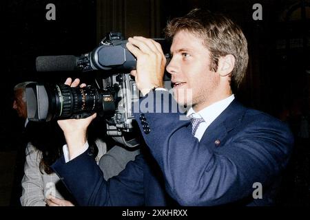20-06-2003 Torino Archivio storico Olycom/LaPresse Emanuele Filiberto di Savoia (Ginevra, 22 giugno 1972) è un personaggio televisivo italiano, nato in Svizzera per esilio, membro di Casa Savoia e proprietario dell'Associazione calcio Savoia 1908, del Real Agro Aversa e del Portici. Figlio di Vittorio Emanuele e di Marina Doria, è riconosciuto da una parte dei monarchici italiani come il Capo di Casa Savoia, in disputa con suo cugino Aimone di Savoia-Aosta. Nella foto: Emanuele Filiberto di Savoia figlio di Vittorio Emanuele e Marina Doria nella foto: Emanuele Filiberto di Savoia figlio di Vit Foto Stock