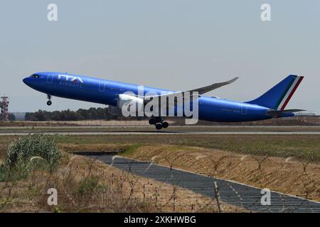 Fiumicino, Lazio. 23 luglio 2024. Airbus A330 ITA Airways . Aereo per l'aeroporto di Fiumicino. Fiumicino (Italia), 23 luglio 2024. Crediti: massimo insabato/Alamy Live News Foto Stock