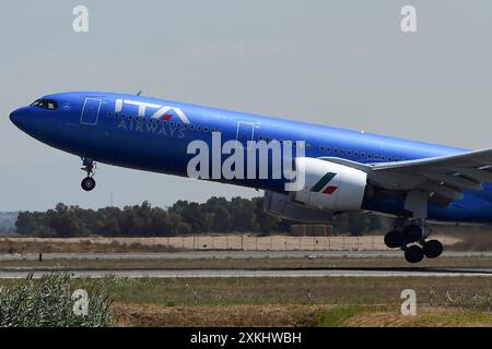 Fiumicino, Lazio. 23 luglio 2024. Airbus A330 ITA Airways . Aereo per l'aeroporto di Fiumicino. Fiumicino (Italia), 23 luglio 2024. Crediti: massimo insabato/Alamy Live News Foto Stock