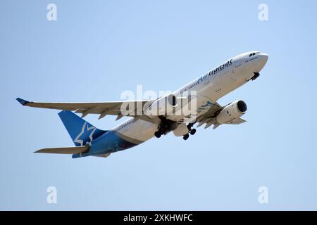 Fiumicino, Lazio. 23 luglio 2024. Airbus A330 Air Transat. Aereo per l'aeroporto di Fiumicino. Fiumicino (Italia), 23 luglio 2024. Crediti: massimo insabato/Alamy Live News Foto Stock