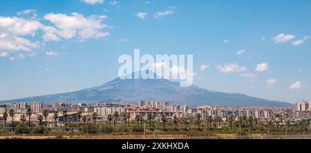 L'Etna, alto 3369 metri, sovrasta la città di Catania. È il vulcano più attivo d'Europa (Sicilia, Italia) Foto Stock