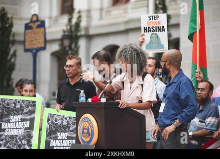 Una manifestazione contro l'uccisione di studenti del Bangladesh a Philadelphia, Pennsylvania, Stati Uniti, 22 luglio 2024 Foto Stock