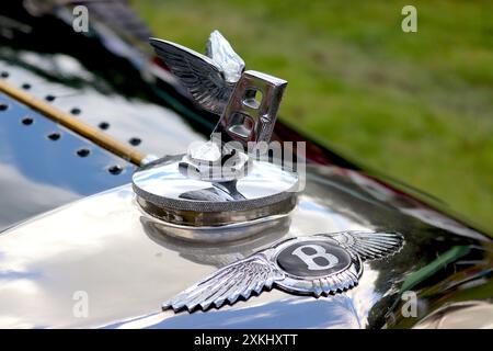 Inconfondibile stemma del copriradiatore alato Bentley e mascotte volante "B" del tappo del radiatore disegnata dall'artista e scultore F. Gordon Crosby. Foto Stock