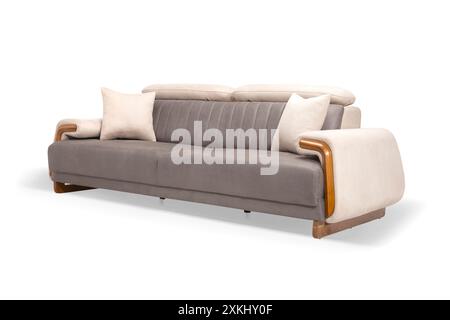 Vista ad angolo di un divano moderno ed elegante, che combina comfort ed eleganza con accenti in legno. Foto Stock