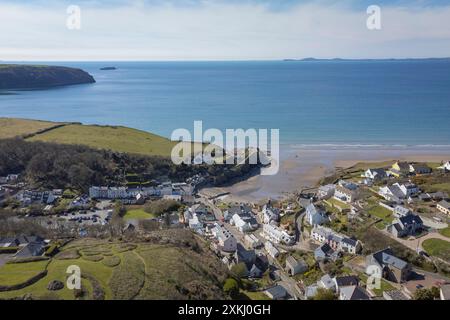 Vista aerea del pittoresco villaggio di Little Haven, Pembrokeshire, Galles, Regno Unito Foto Stock