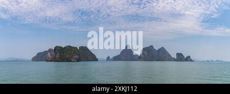 Una foto panoramica delle isole del Parco Nazionale di Ao Phang Nga. Foto Stock